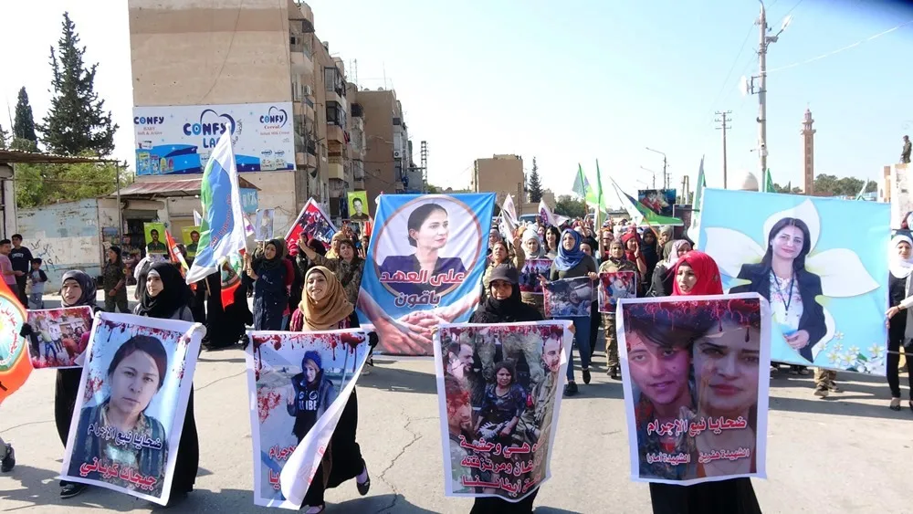 متظاهرات في الطبقة يطالبن العالم بإنهاء الاحتلال التركي ومحاسبته على جرائمه بحق النساء
