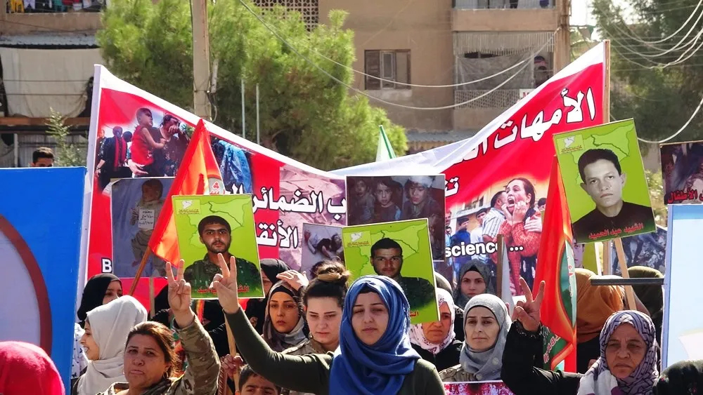متظاهرات في الطبقة يطالبن العالم بإنهاء الاحتلال التركي ومحاسبته على جرائمه بحق النساء