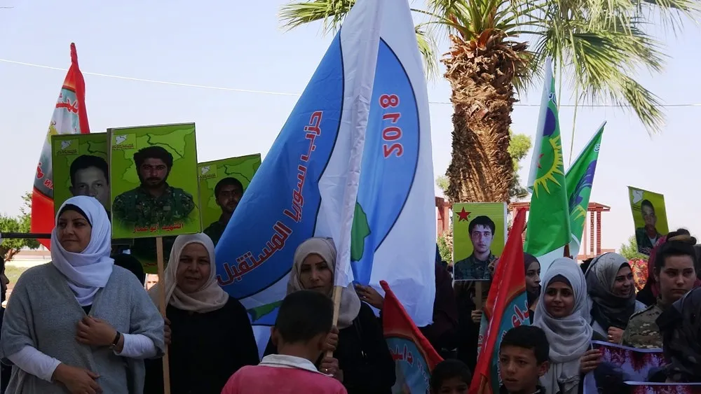 متظاهرات في الطبقة يطالبن العالم بإنهاء الاحتلال التركي ومحاسبته على جرائمه بحق النساء