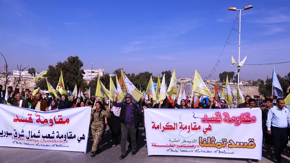 أهالي الطبقة يستمرون بالتنديد بجرائم الاحتلال والمطالبة بطرده من سوريا