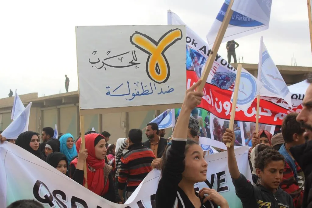 طلبة المنصورة يطالبون الأمم المتحدة بحماية الأطفال من المجازر التركية