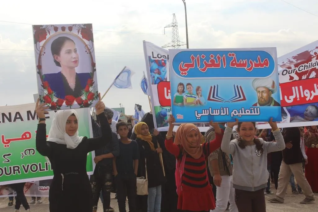 طلبة المنصورة يطالبون الأمم المتحدة بحماية الأطفال من المجازر التركية