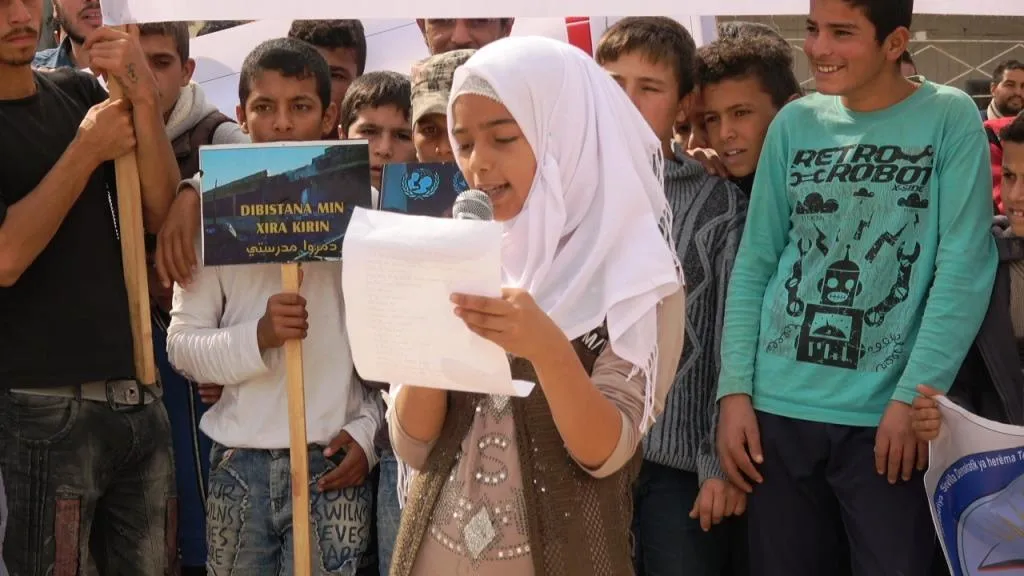 طلبة المنصورة يطالبون الأمم المتحدة بحماية الأطفال من المجازر التركية