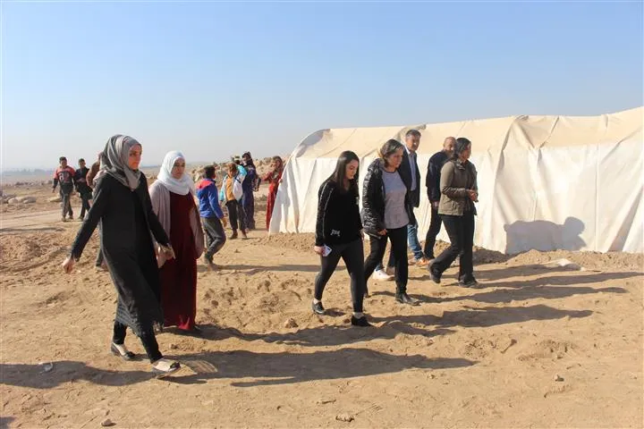 الإدارة الذاتية تستطلع أوضاع النازحين بمخيم واشوكاني