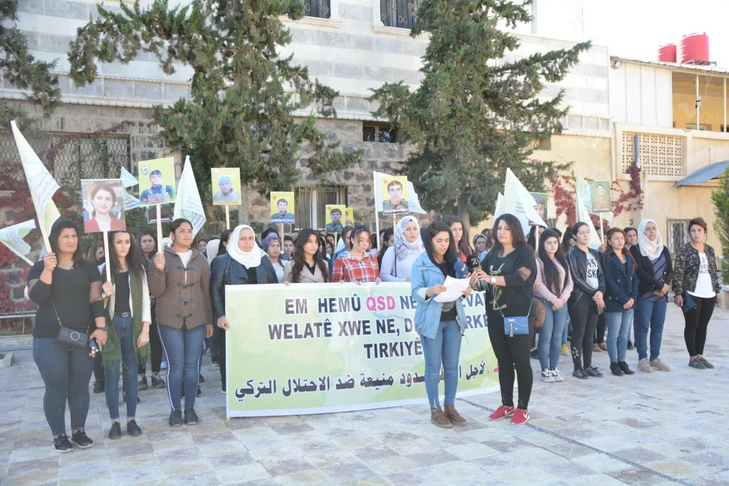 بيانات في كوباني تنديداً بالعدوان التركي وتقديراً لتضامن العالم مع شمال وشرق سورية