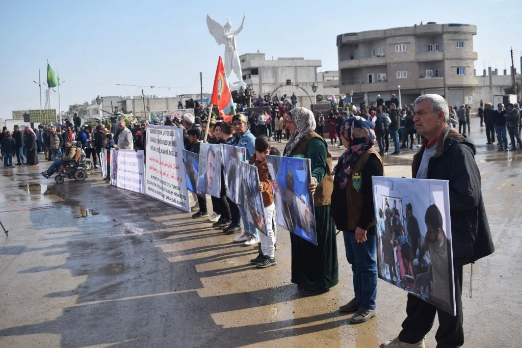 وقفة احتجاجية في كوباني تنديداً بالمجازر التركية بحق المدنيين