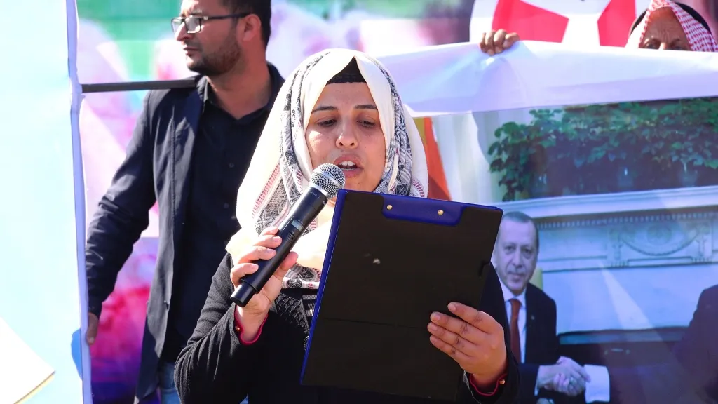 أهالي الطبقة والرقة ودير الزور يعبرون عن رفضهم لزيارة