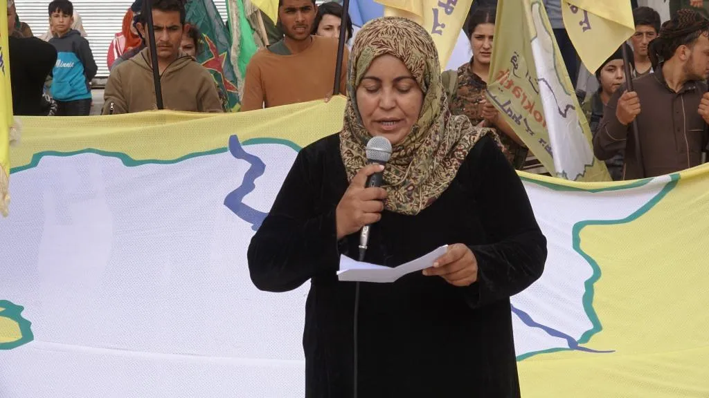 باليوم العالمي للتضامن مع روج آفا الآلاف من أهالي الرقة يطالبون بوقف العدوان التركي