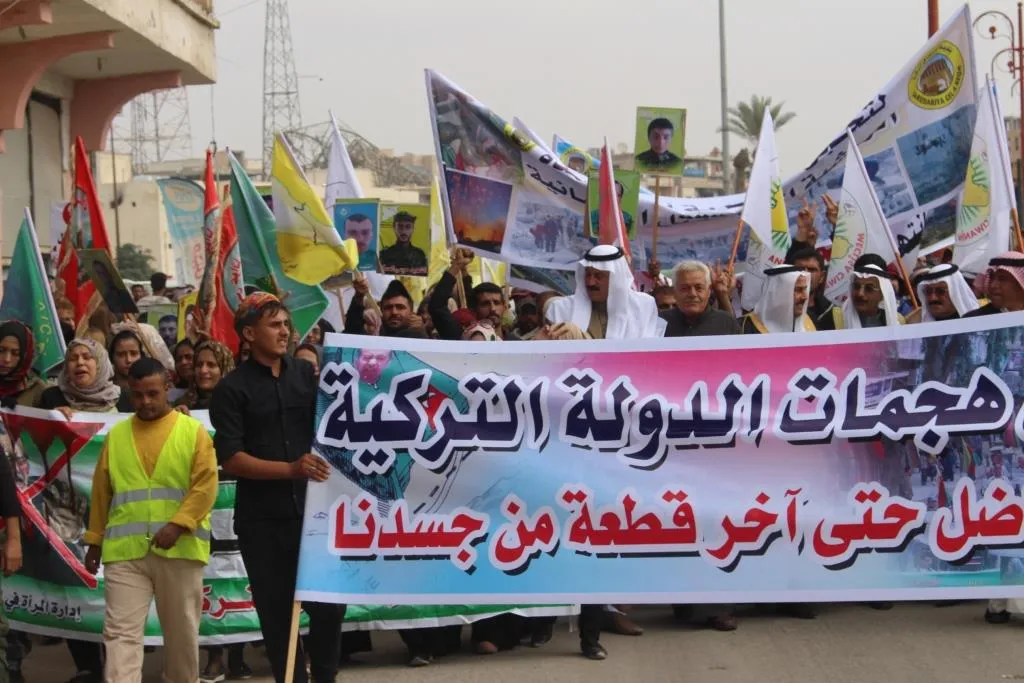 باليوم العالمي للتضامن مع روج آفا الآلاف من أهالي الرقة يطالبون بوقف العدوان التركي