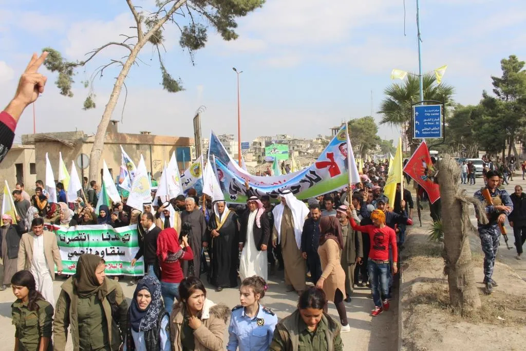 باليوم العالمي للتضامن مع روج آفا الآلاف من أهالي الرقة يطالبون بوقف العدوان التركي
