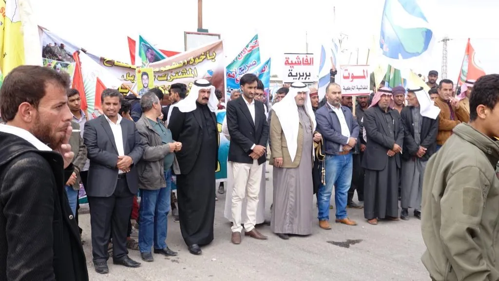 باليوم العالمي للتضامن مع روج آفا الآلاف من أهالي الرقة يطالبون بوقف العدوان التركي