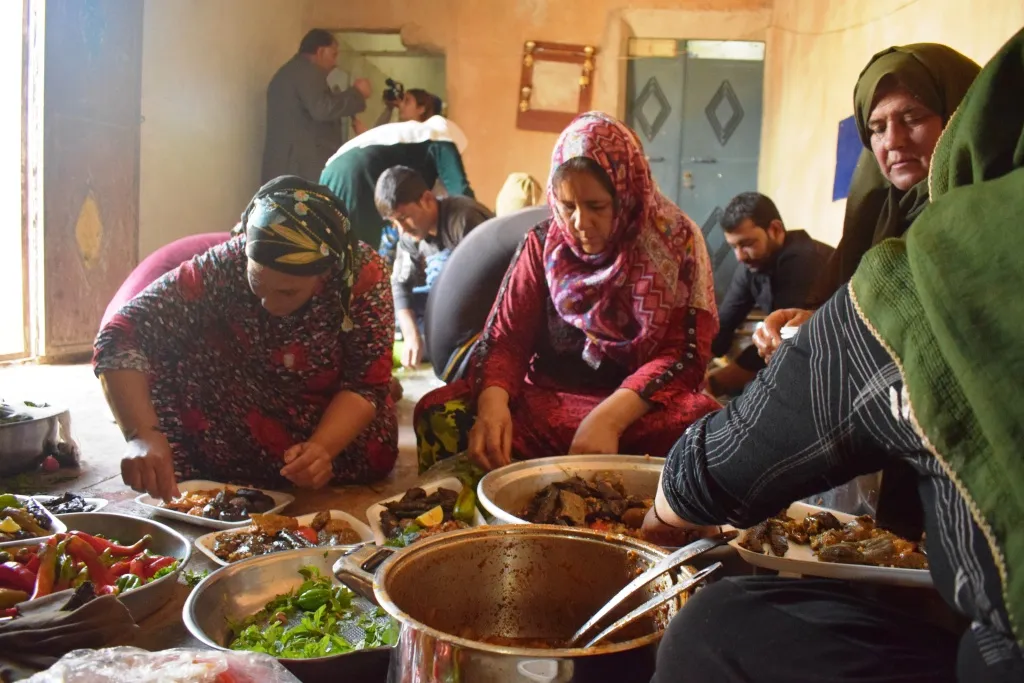 كوباني.. الأمهات يحضرن الطعام للمقاتلين في الجبهات