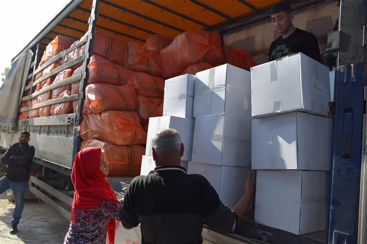أهالي باشور يرسلون 30 شاحنة من المساعدات للنازحين بشمال وشرق سوريا