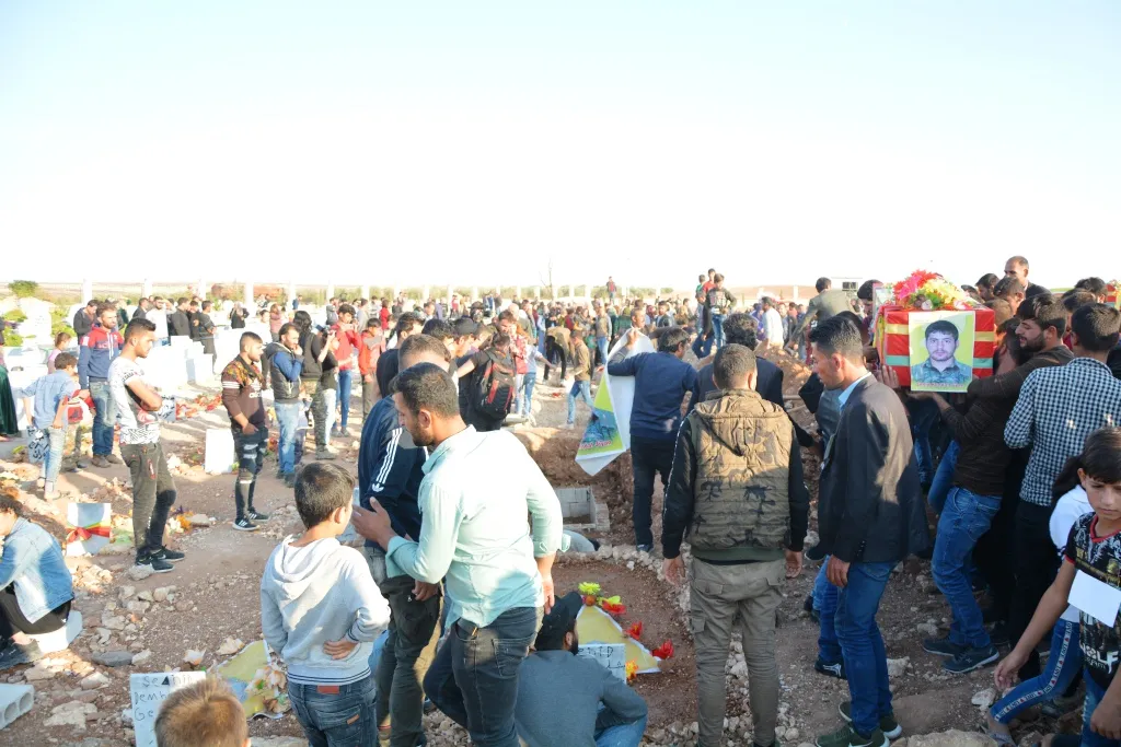أهالي كوباني يودعون 3 من شهداء مقاومة الكرامة