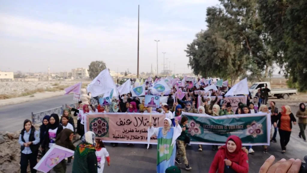 نساء الطبقة والرقة ودير الزور يحيين اليوم العالمي لمناهضة العنف ضد المرأة