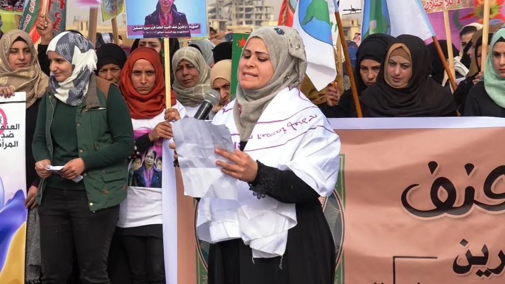 نساء الطبقة والرقة ودير الزور يحيين اليوم العالمي لمناهضة العنف ضد المرأة