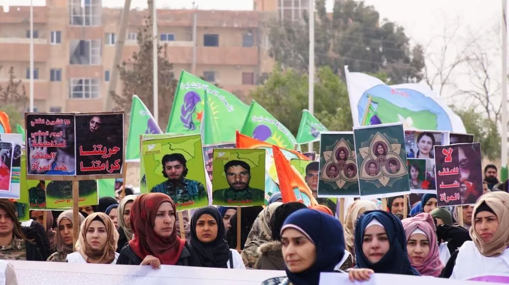 نساء الطبقة والرقة ودير الزور يحيين اليوم العالمي لمناهضة العنف ضد المرأة