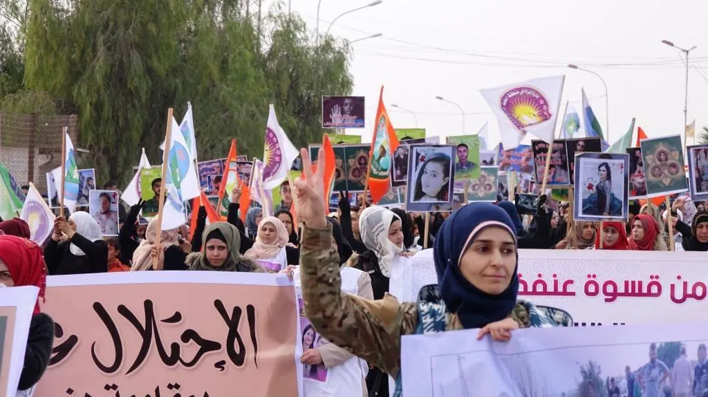 نساء الطبقة والرقة ودير الزور يحيين اليوم العالمي لمناهضة العنف ضد المرأة