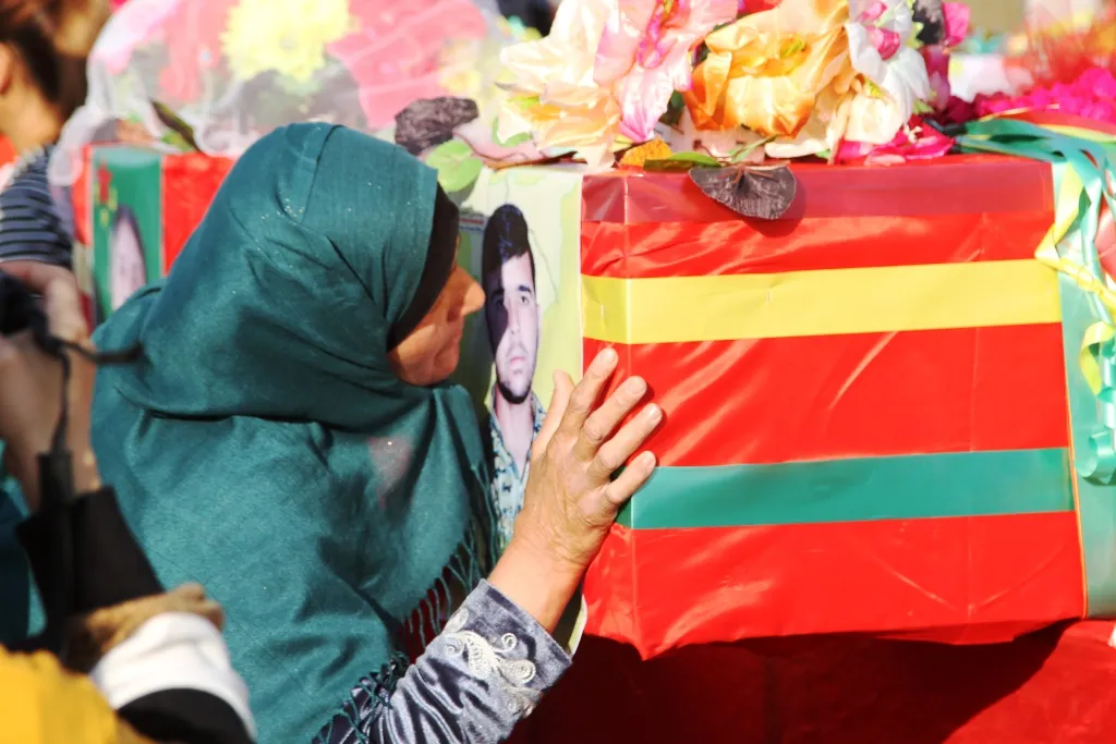 المئات في كوباني يشيعون جثامين شهداء مقاومة الكرامة