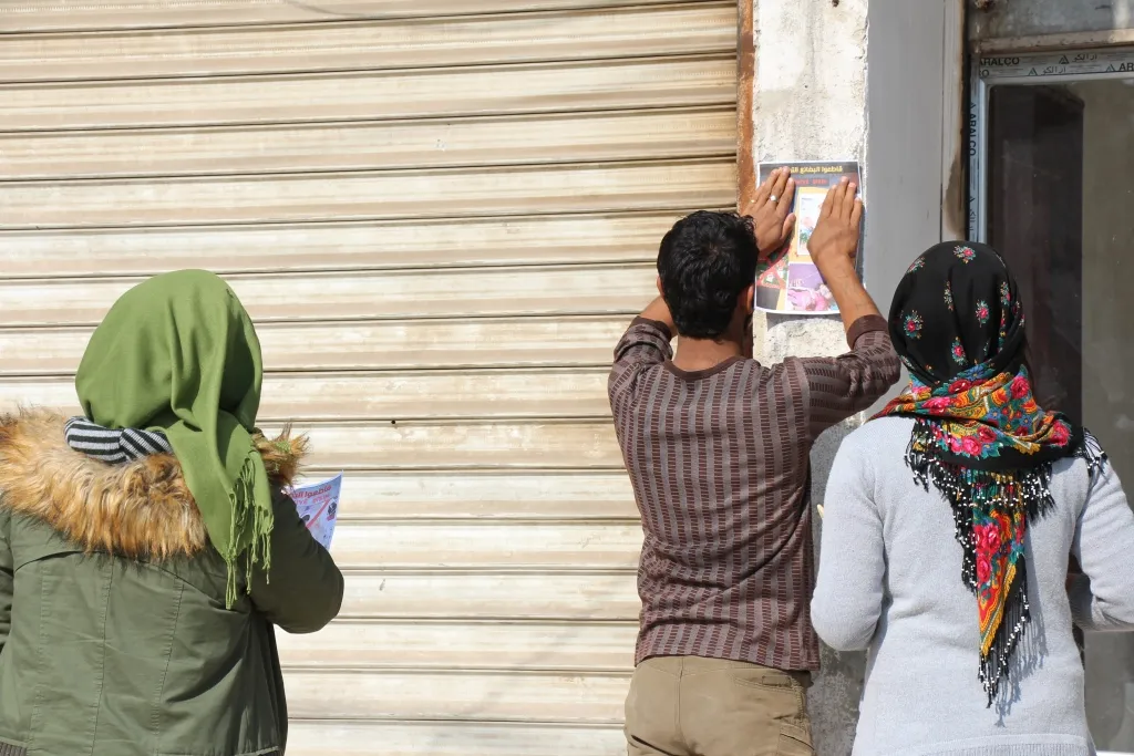 الشبيبة في منبج يوزعون المنشورات لمقاطعة البضائع التركية