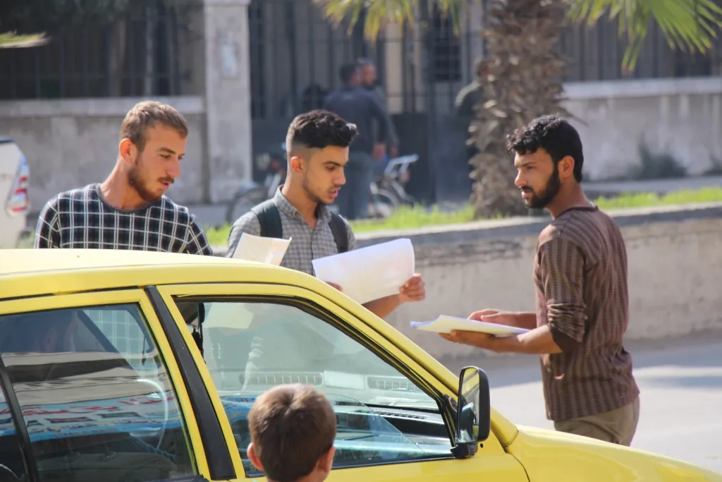 الشبيبة في منبج يوزعون المنشورات لمقاطعة البضائع التركية