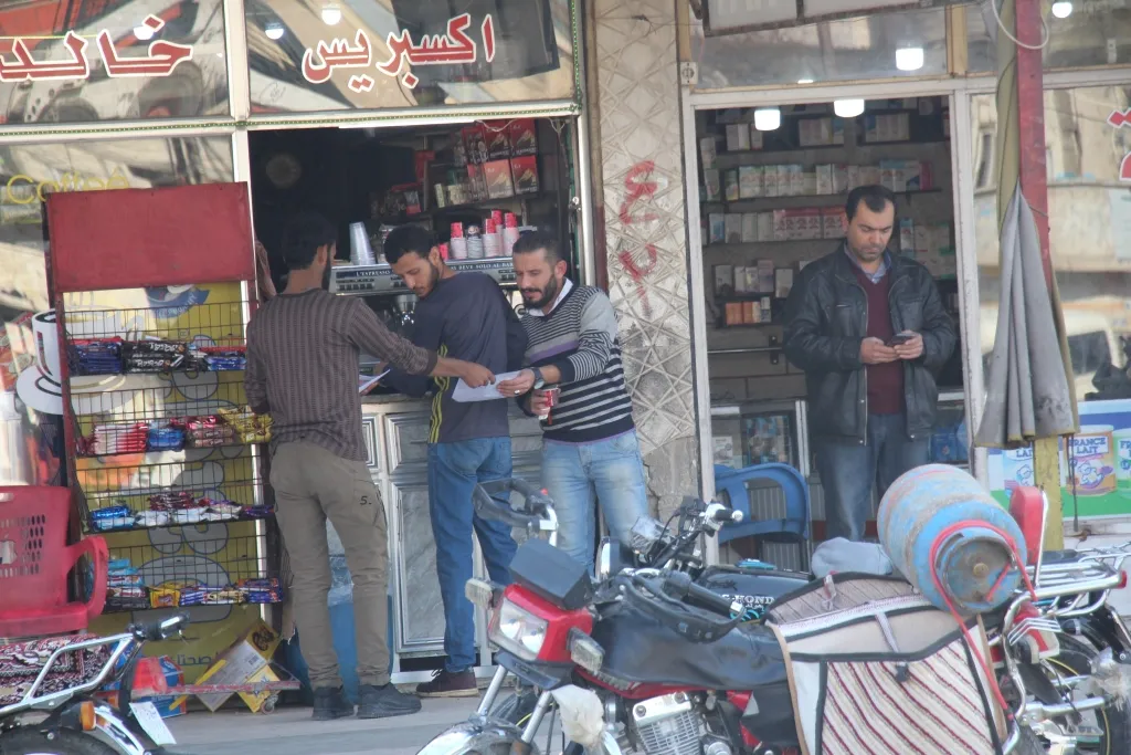 الشبيبة في منبج يوزعون المنشورات لمقاطعة البضائع التركية
