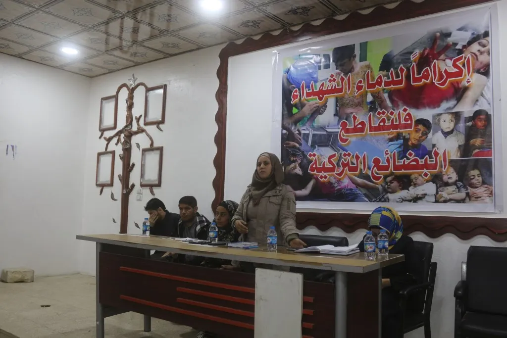 مجلس المرأة في منبج يدعو التجار لمقاطعة البضائع التركية خلال اجتماع