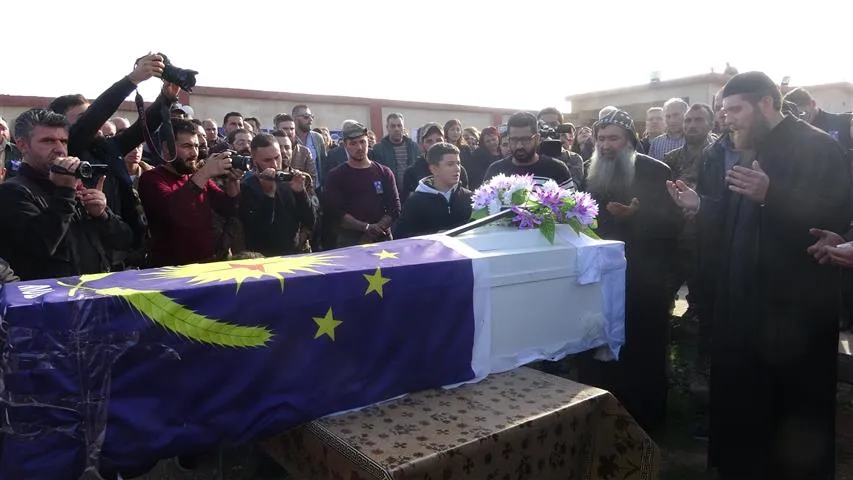  المئات من أهالي الحسكة يشيعون جثمان الشهيد أثرو إلى مثواه الأخير