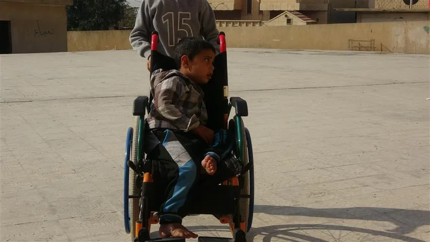 إعاقة الابن زاد من معاناة النزوح