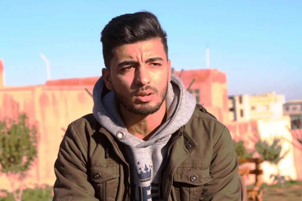 عاش ويلات السجن والحرب فغنّى عن مرارتها ومقاومة شعبه