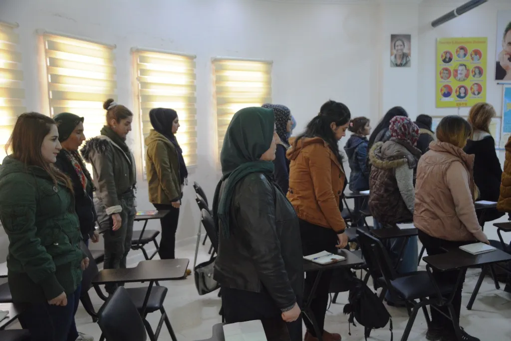 بعد توقف شهرين..أكاديمية المجتمع الديمقراطي في كوباني تفتتح دورة جديدة