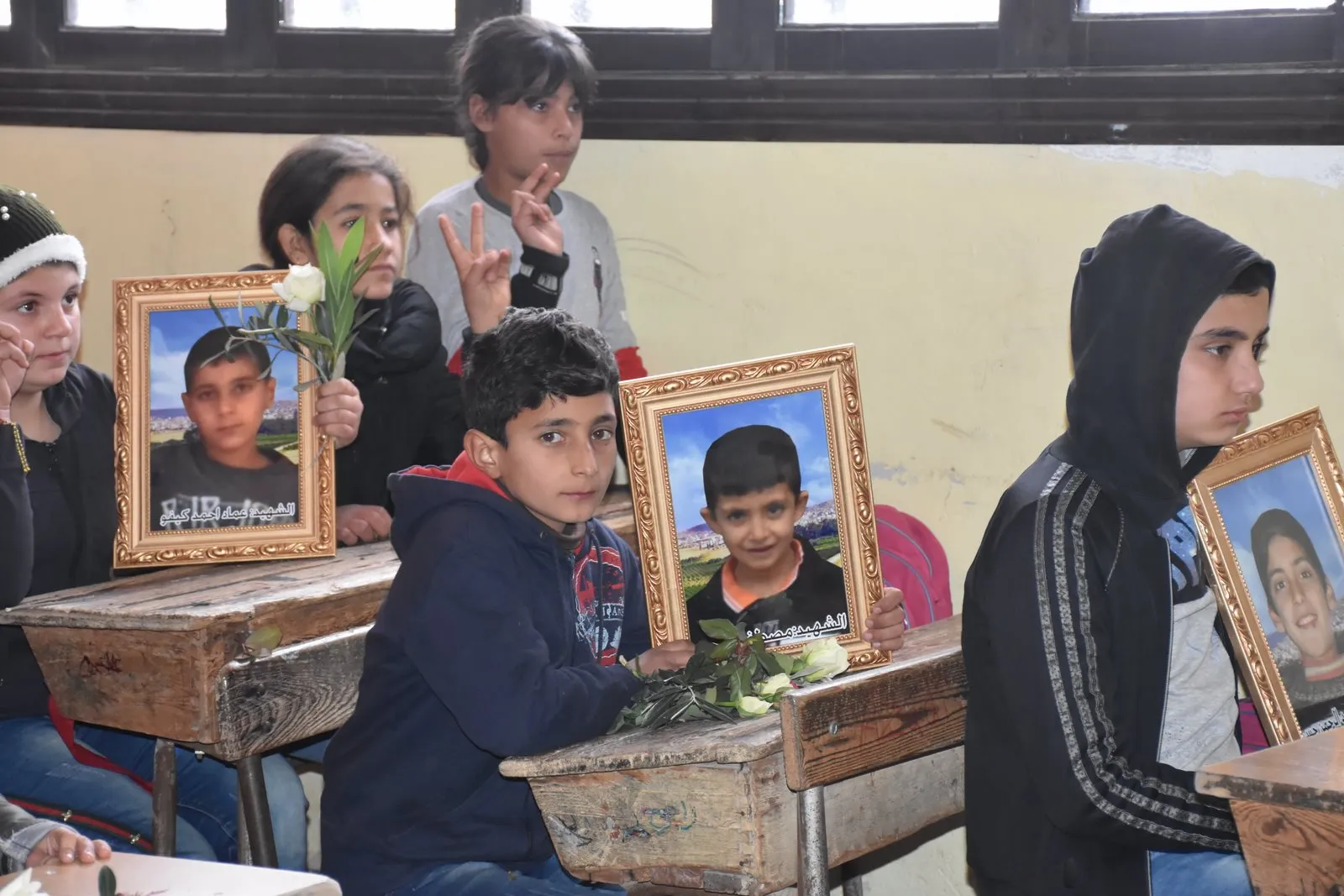 ​​​​​​​طلبة تل رفعت يضعون الورود على المقاعد الدراسية لشهداء المجزرة  