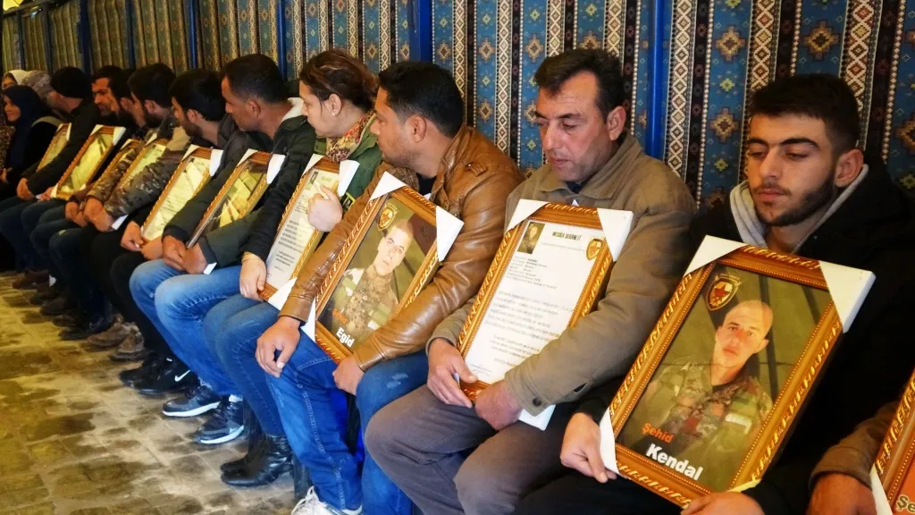 ​​​​​​​تقديم واجب العزاء لذوي الشهداء في كوباني والطبقة