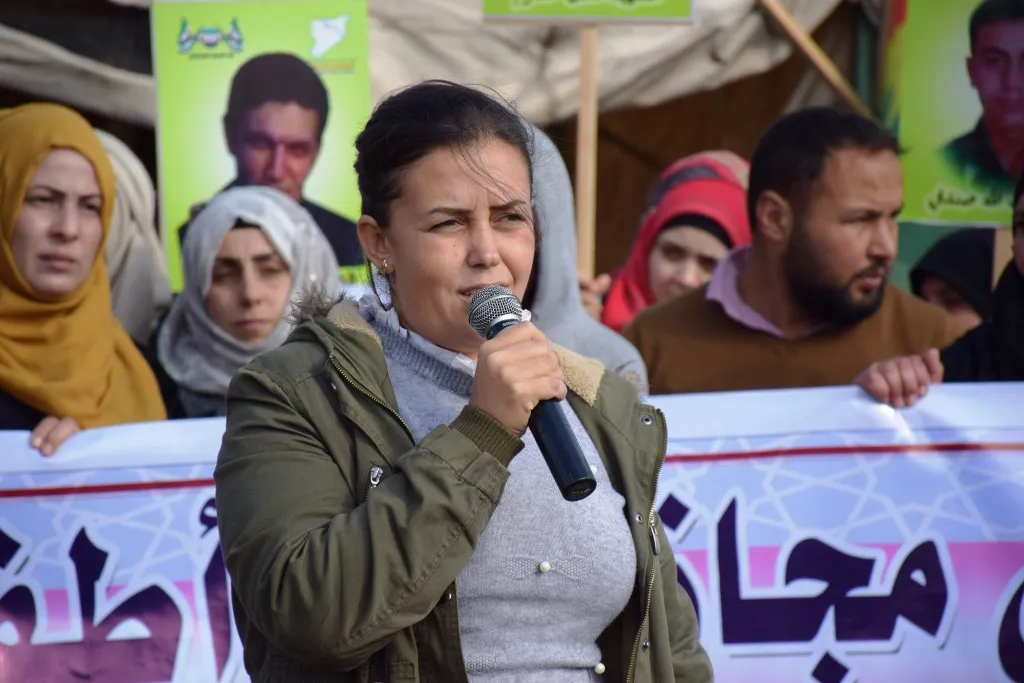 معتصمون في عين عيسى يدعون "الضامن الروسي" لإيقاف الهجمات التركية