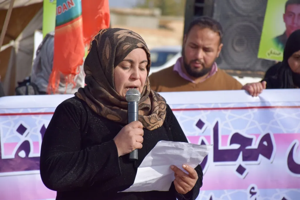 معتصمون في عين عيسى يدعون "الضامن الروسي" لإيقاف الهجمات التركية