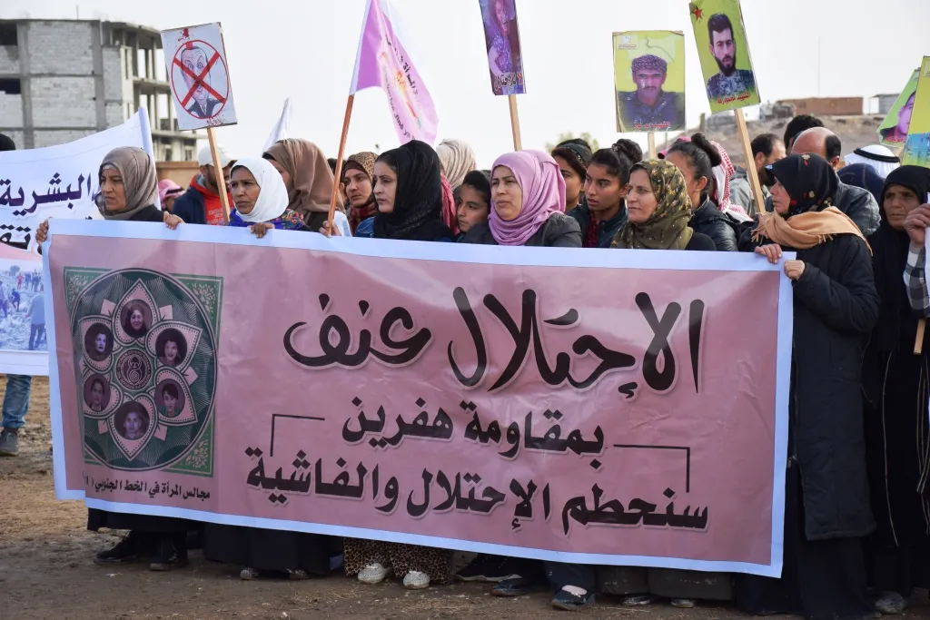 معتصمون في عين عيسى يدعون "الضامن الروسي" لإيقاف الهجمات التركية