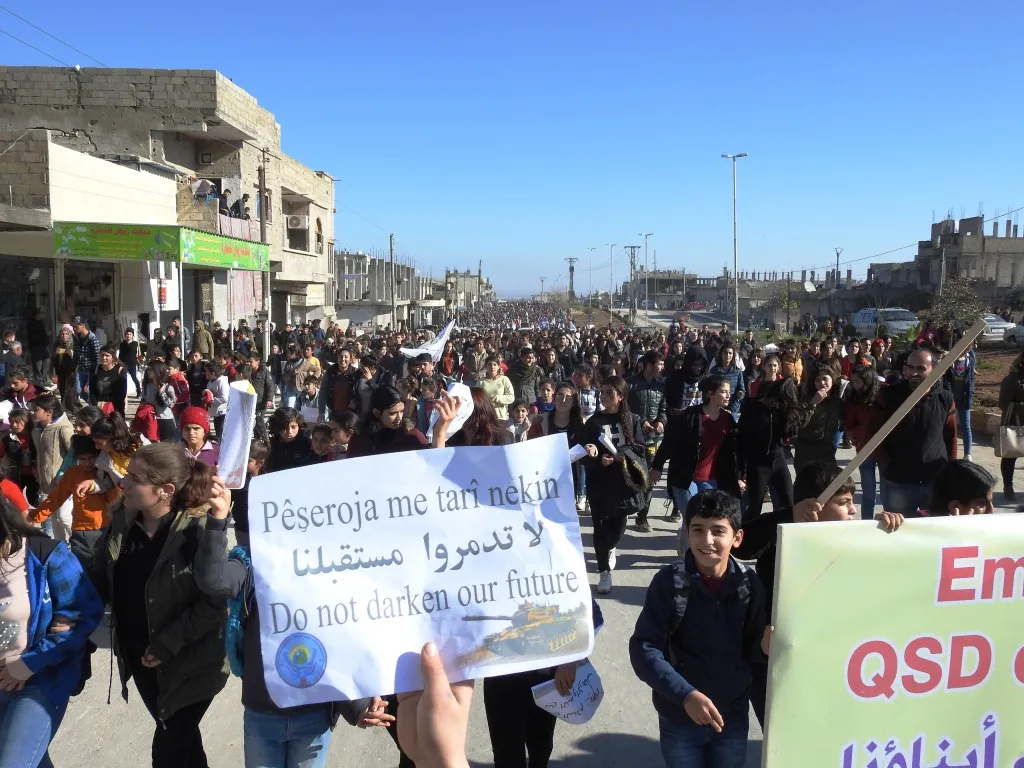 الطلبة والمعلمين في كوباني يتظاهرون تنديداً بالهجمات التركية