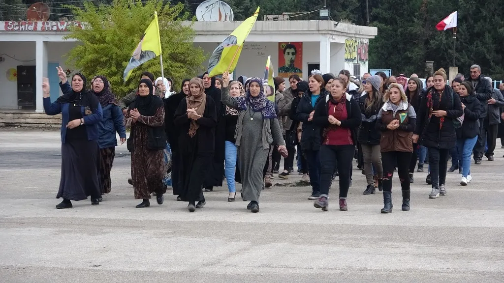أهالي ديرك يقدمون واجب العزاء لذوي شهداء المقاومة ضد الاحتلال