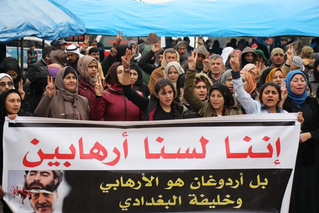 نساء حلب و منبج يستنكرن المجازر التي يرتكبها جيش الاحتلال التركي بحق النساء والاطفال