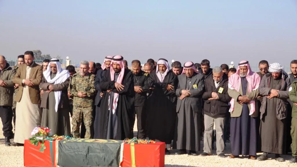 أهالي الرقة يشيعون جثمان الشهيد عبد العزير إلى مثواه الأخير