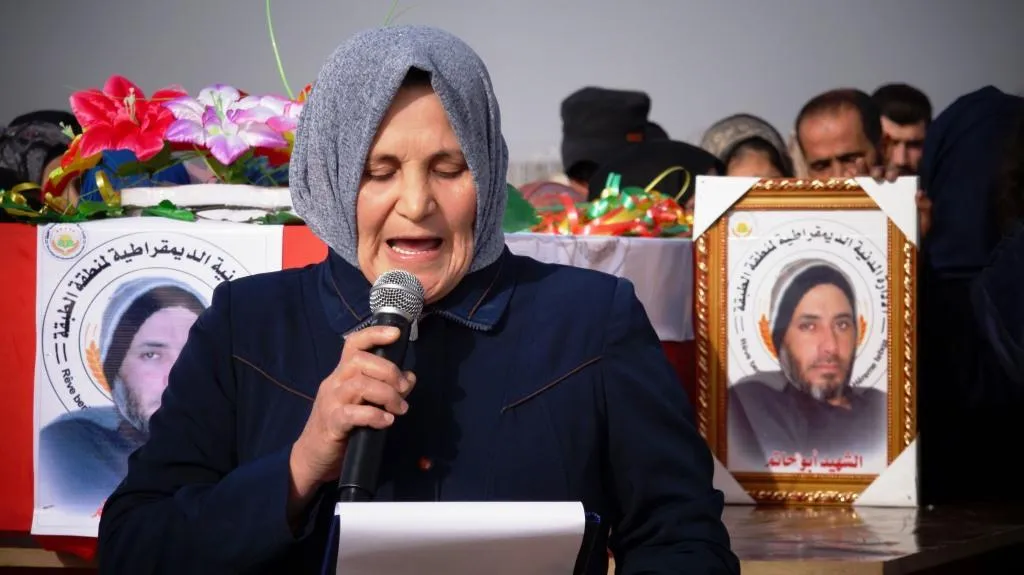 أهالي الطّبقة يشيّعون الشهيدين عثمان حبش وخالد الأحمد