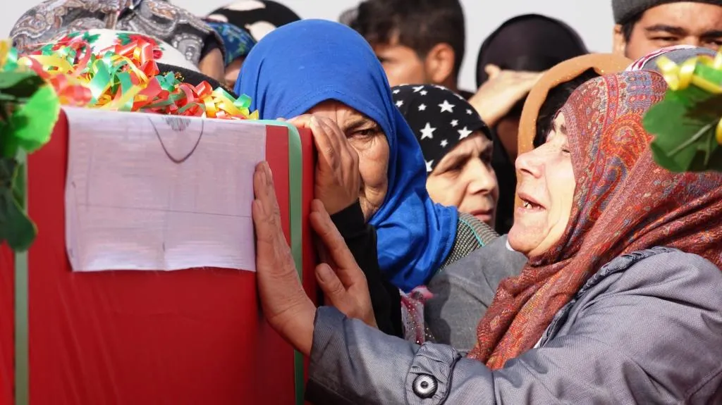 أهالي الطّبقة يشيّعون الشهيدين عثمان حبش وخالد الأحمد