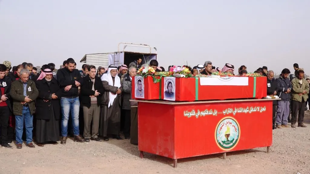 أهالي الطّبقة يشيّعون الشهيدين عثمان حبش وخالد الأحمد