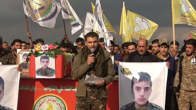أهالي الطبقة يشيعون جثمان شهيد في لواء ثوار ادلب