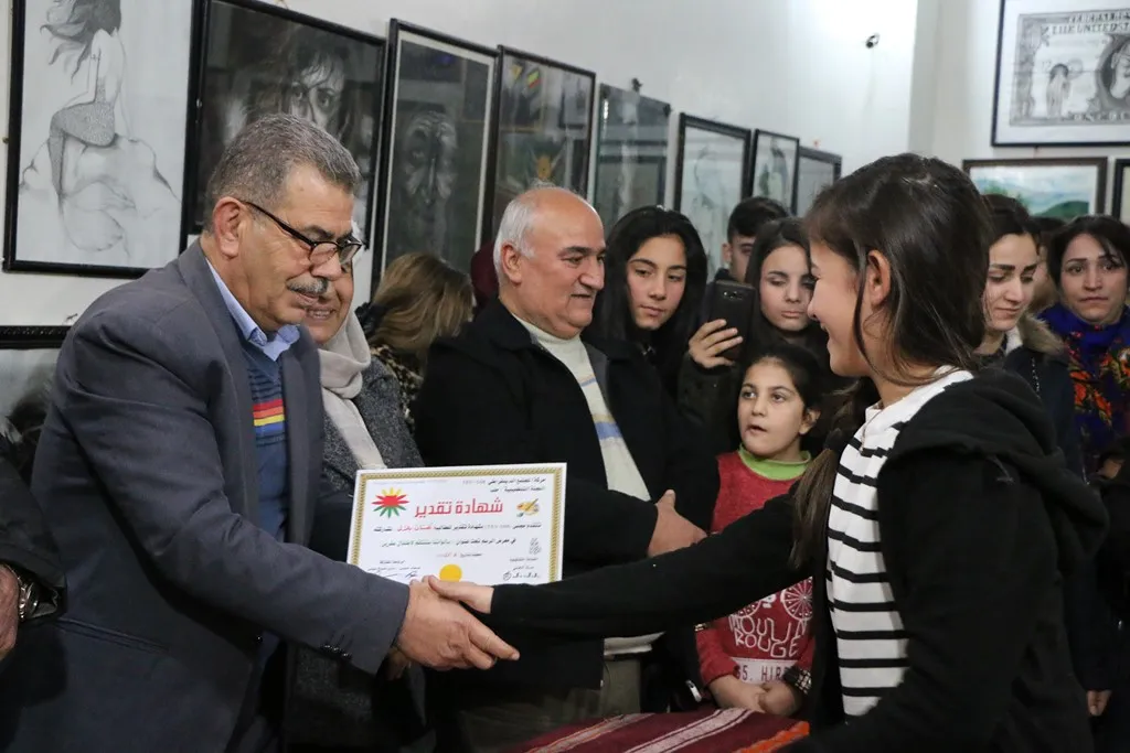 ​​​​​​​حركة المجتمع الديمقراطي تكرم طلبة مشاركين في معرض للفنون التشكيلية