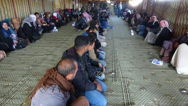 أهالي ناحيتي الهول وتل حميس يقدّمون العزاء لذوي الشّهيد علي محمّد