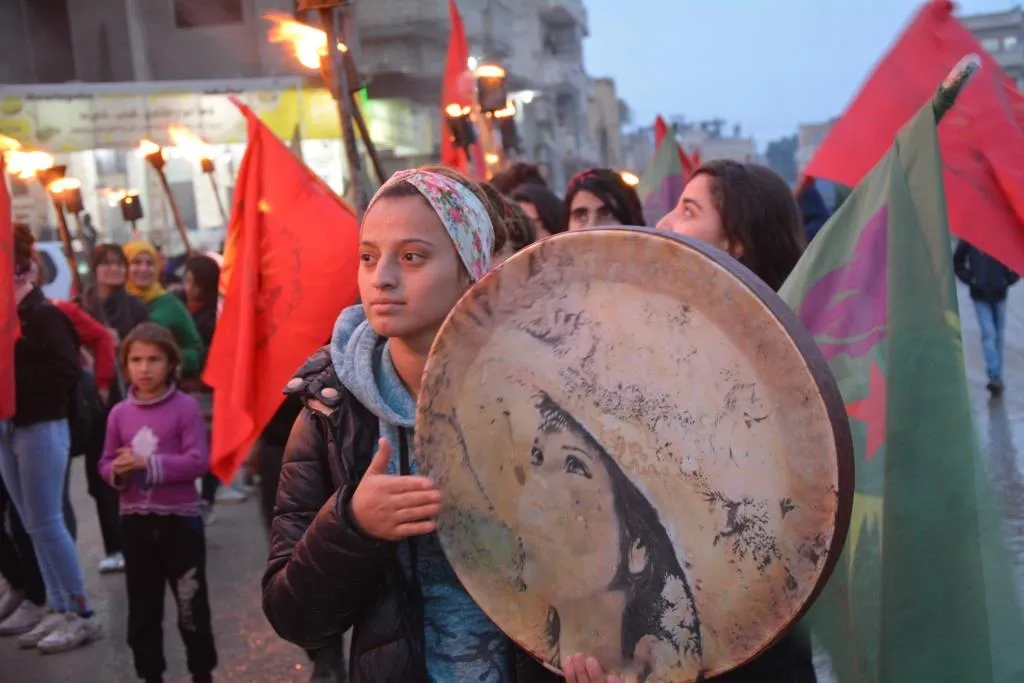 لمساندة مقاومة الكرامة شبيبة كوباني ينظّمون مسيرة بالمشاعل