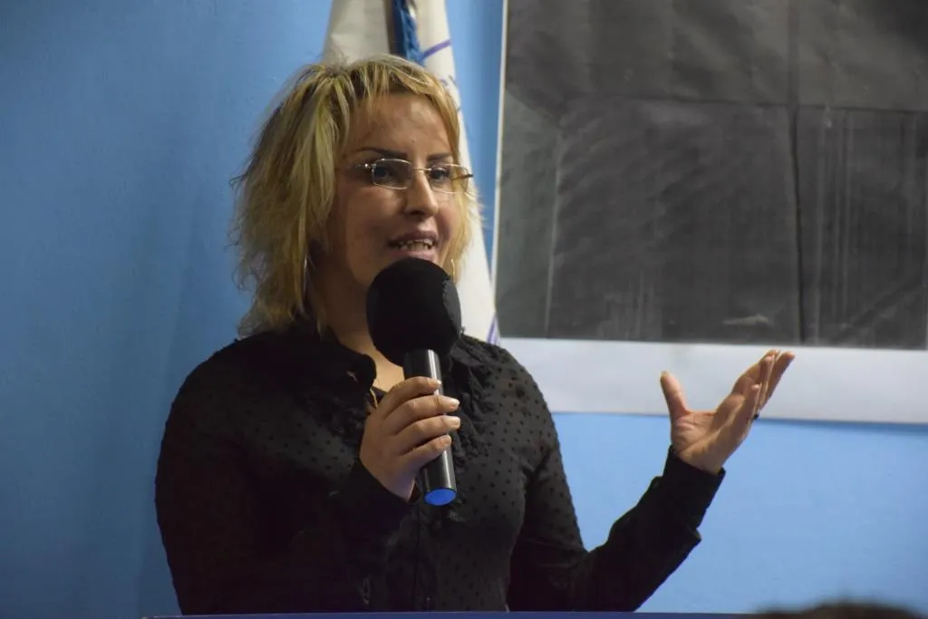 ​​​​​​​شاعرة كردية توقع كتابها وتعلن أنها ستقدم وارداتها المالية لنازحي سريه كانيه