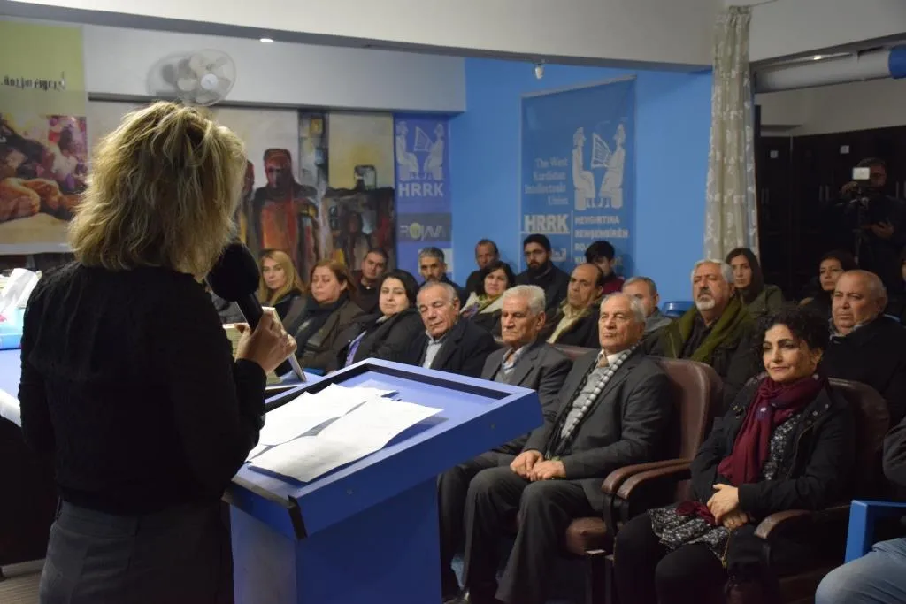 ​​​​​​​شاعرة كردية توقع كتابها وتعلن أنها ستقدم وارداتها المالية لنازحي سريه كانيه