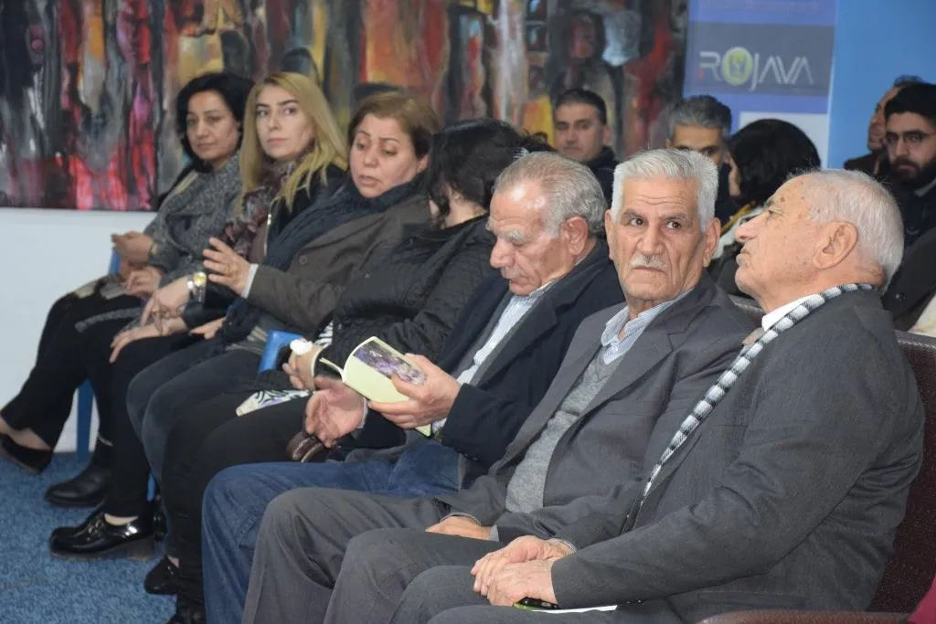 ​​​​​​​شاعرة كردية توقع كتابها وتعلن أنها ستقدم وارداتها المالية لنازحي سريه كانيه
